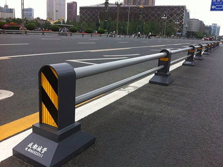 橫梁式<a href='http://www.dyfmdq.com' target='_blank'><u>道路<a href='http://www.dyfmdq.com' target='_blank'><u>護(hù)欄</u></a></u></a>